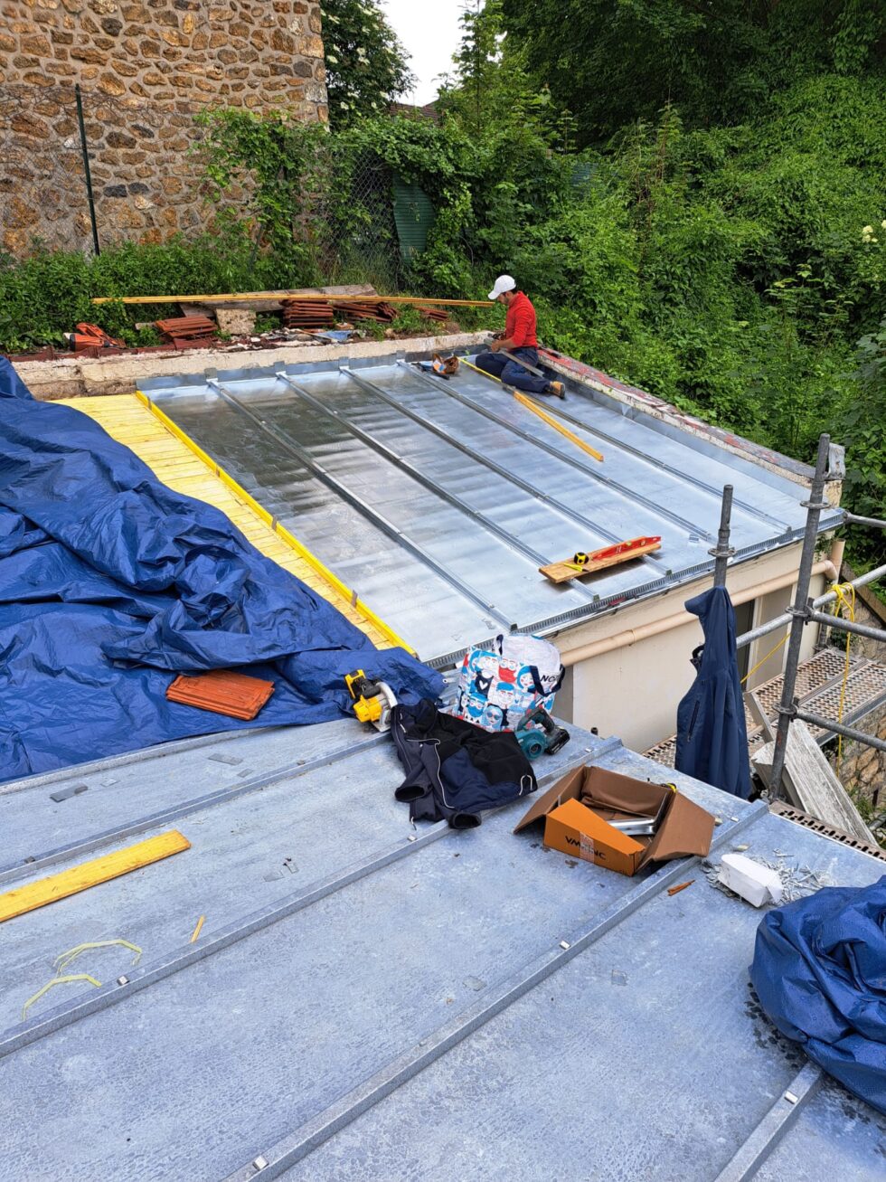 Une toiture mal étanchéifiée peut causer des dégâts importants : infiltrations d’eau, moisissures, dégradation de l’isolant, fissures dans les plafonds… Pour éviter ces problèmes, il est essentiel de faire appel à un spécialiste de l’étanchéité toiture à Royan, à La Palmyre ou à Breuillet.