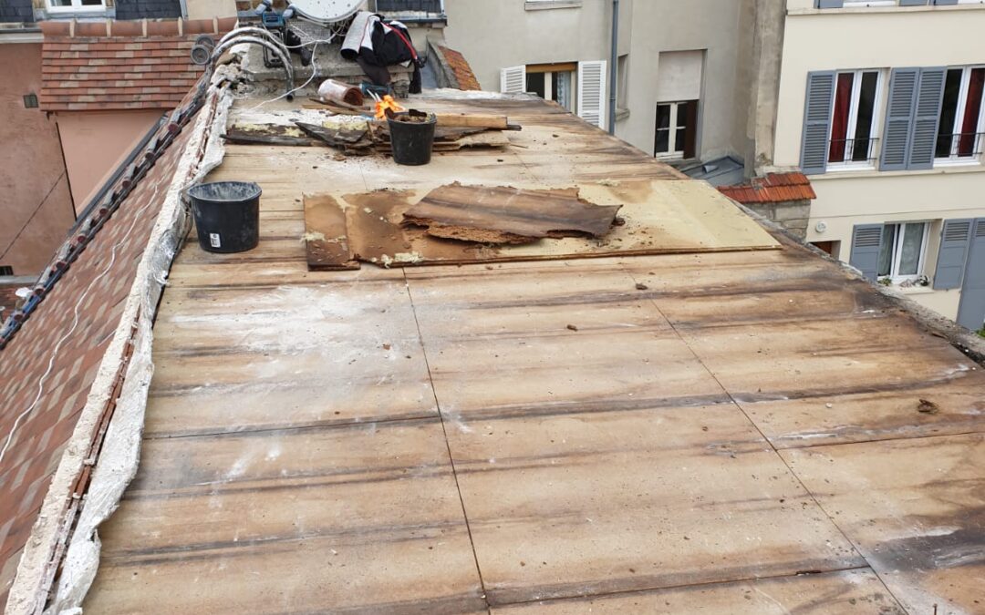 Est-ce qu’un couvreur à Royan peut travailler sur un toit en tuiles ?