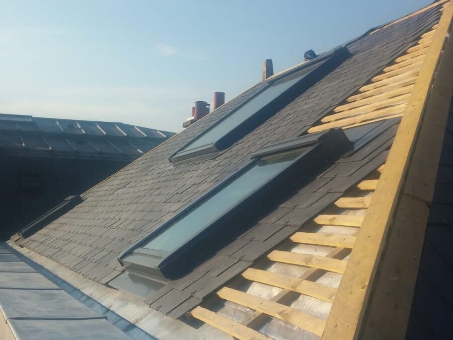 Un couvreur à Royan fait-il aussi la rénovation complète de toiture ?