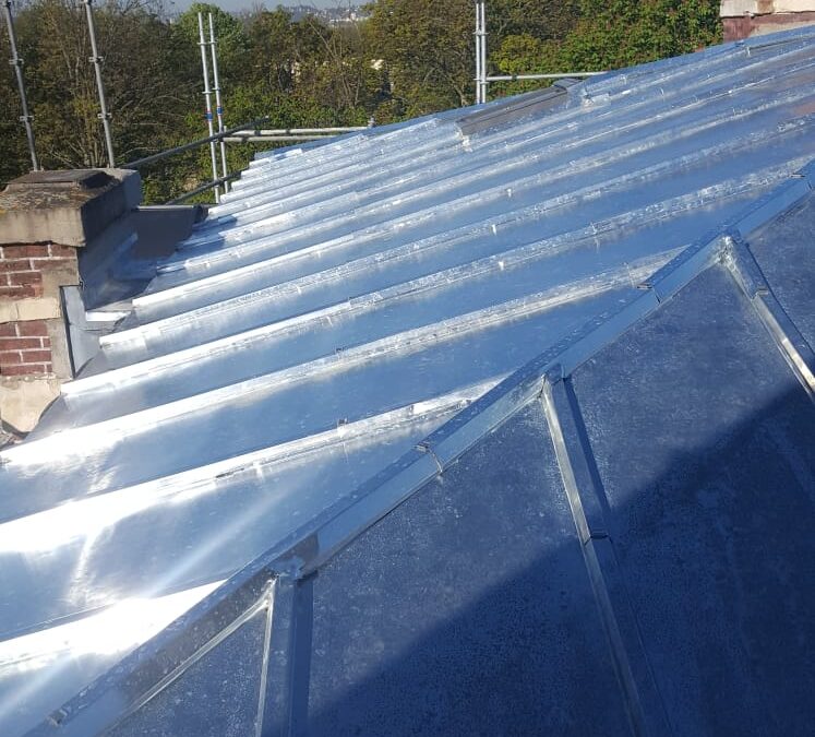 Un couvreur à Royan peut-il se déplacer en urgence après une tempête ?