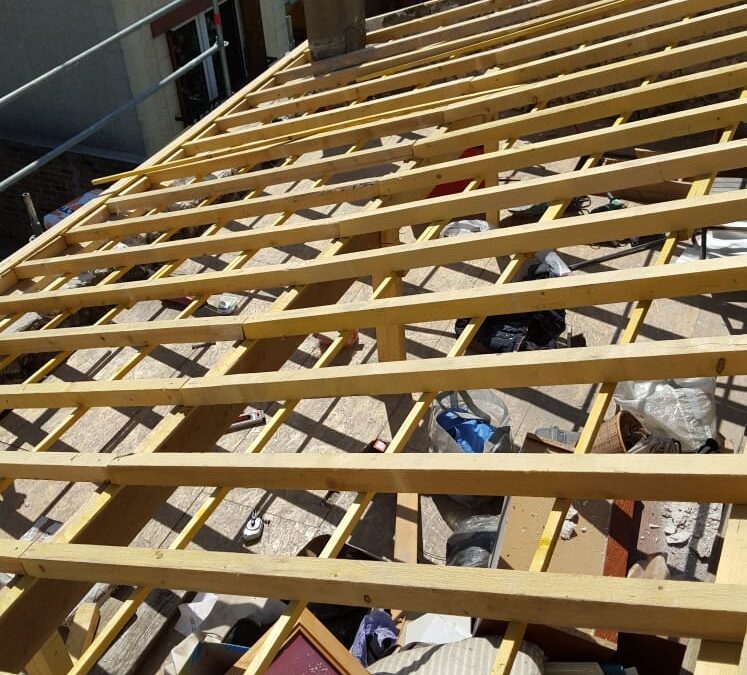 Un couvreur à Royan peut-il entretenir une toiture chaque année ?