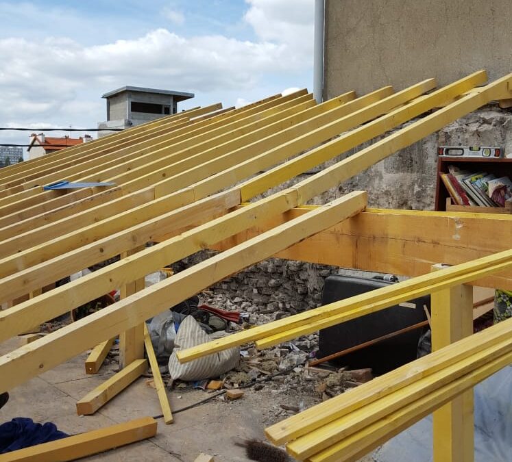 Quels matériaux de couverture recommande un Couvreur à Royan selon les types de toits ?