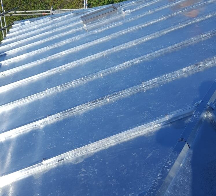 Est-ce qu’un couvreur à Royan s’occupe aussi des réparations mineures ?