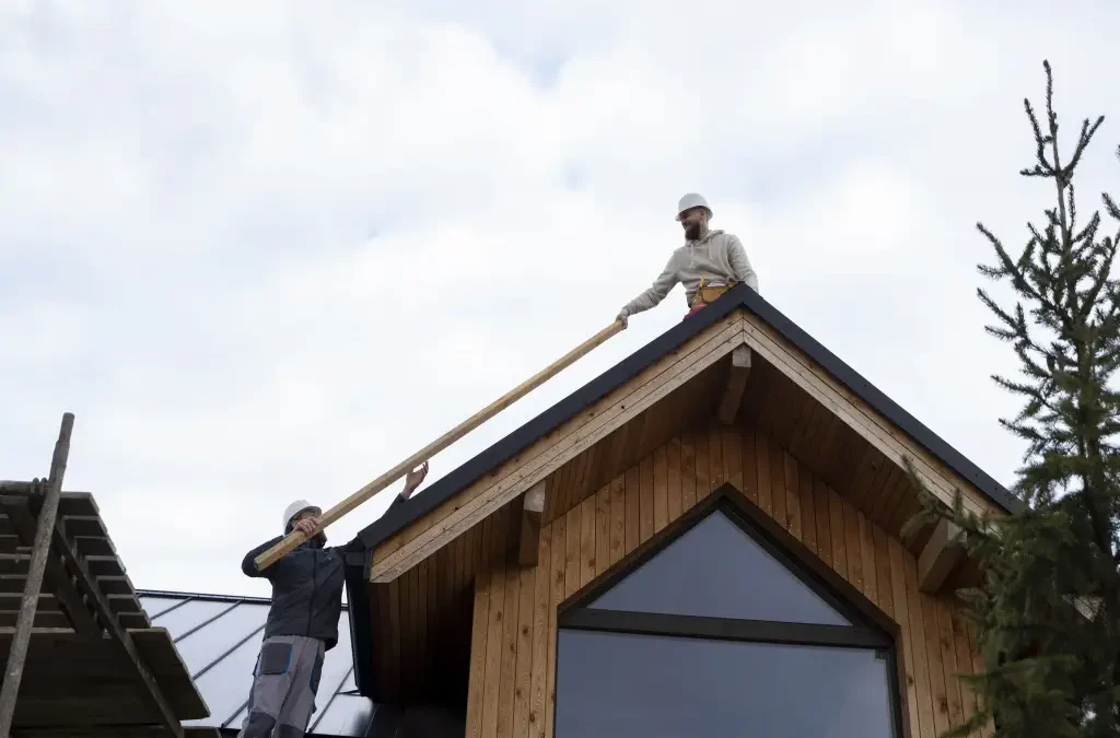 Un contrat d’entretien toiture inclut-il le nettoyage à Royan ?